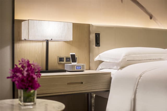 KING ONE BEDROOM SUITE WITH LOUNGE ACCESS