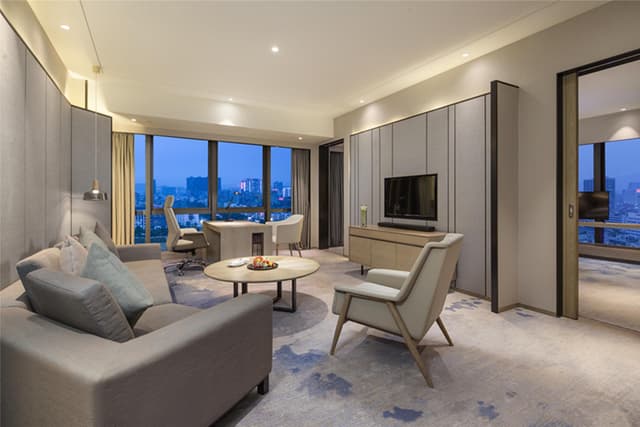 KING ONE BEDROOM SUITE WITH LOUNGE ACCESS