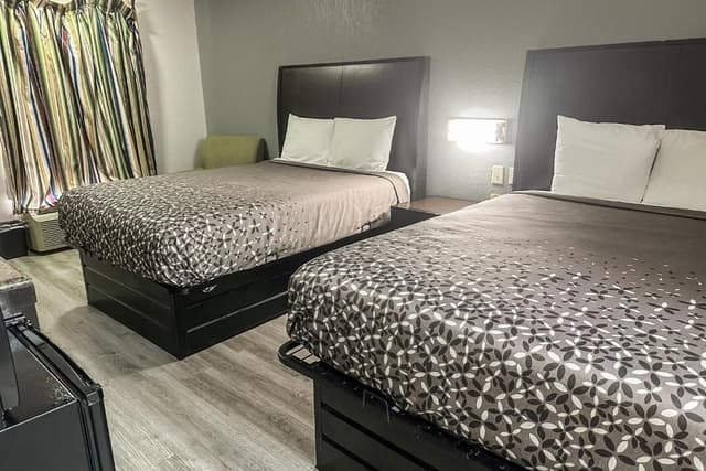 2 Queen Bed Smoking