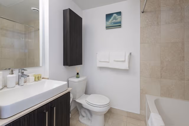 Exclusive Condo, 1 Bedroom, Kitchen, Lake View