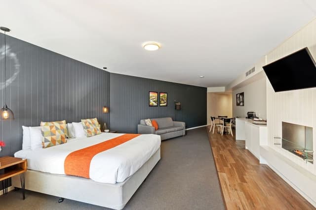 1 Bedroom With Studio Spa Suite - Ground