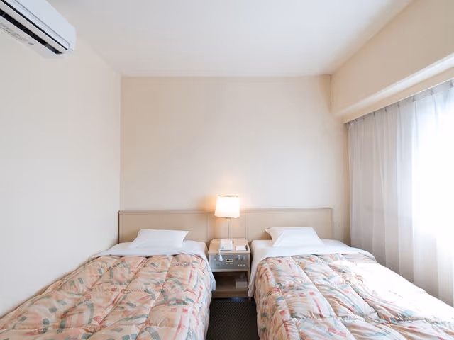 Twin Room, Smoking