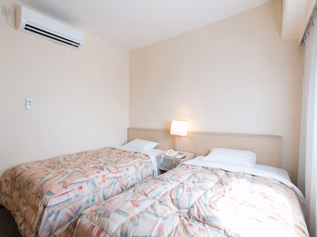 Twin Room, Smoking