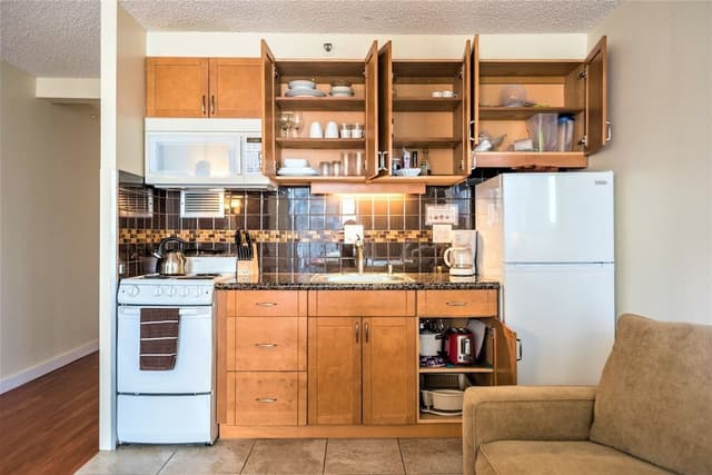 #1003 - The Peacock Studio with Full Kitchen