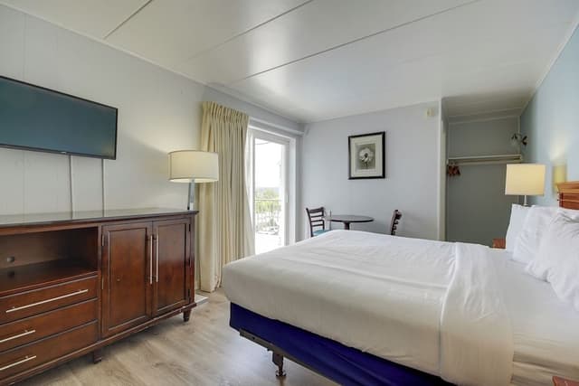 Standard Room, 1 King Bed, Poolside