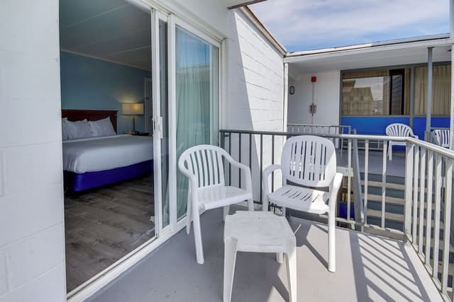 Standard Room, 1 King Bed, Poolside