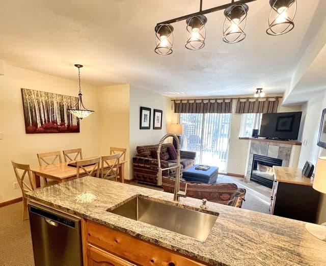 Deluxe Townhome, 2 Bedrooms, Patio (Unit 31)