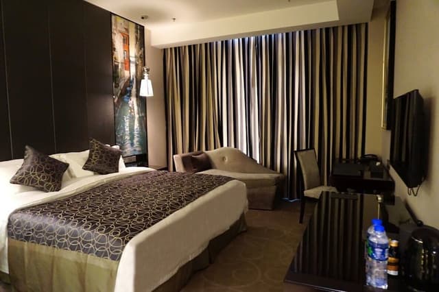 Business King Room