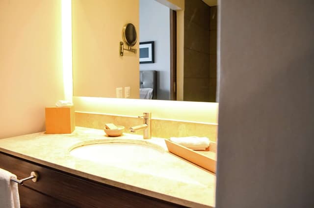 1 KING MICROWV/FRIDGE/WET BAR SUITE NS
