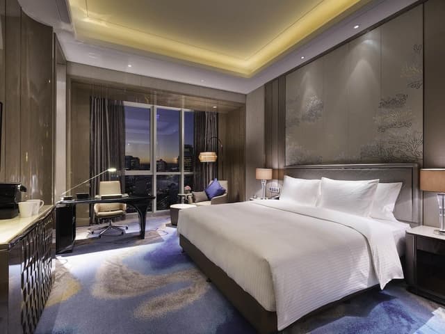 Executive Room, 1 King Bed, City View