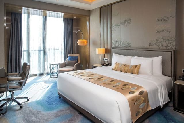 Executive Room, 1 King Bed, City View