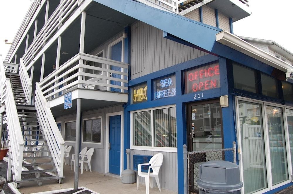Sea Breeze Inn0