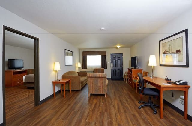 Suite, 1 King Bed with Sofa bed, Non Smoking, Ground Floor (Pet Friendly)