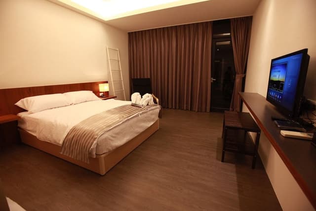 Double Room, Corner