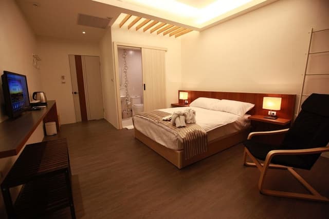 Double Room, Corner