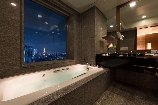 Corner Suite with Lounge Access, Non Smoking