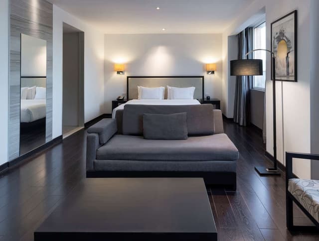 1 KING BED JUNIOR SUITE