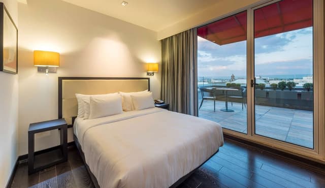 1 QUEEN BED GUESTROOM WITH TERRACE