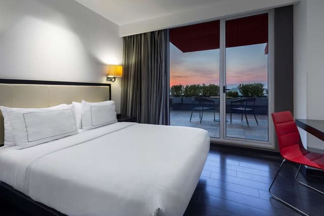 1 QUEEN BED GUESTROOM WITH TERRACE