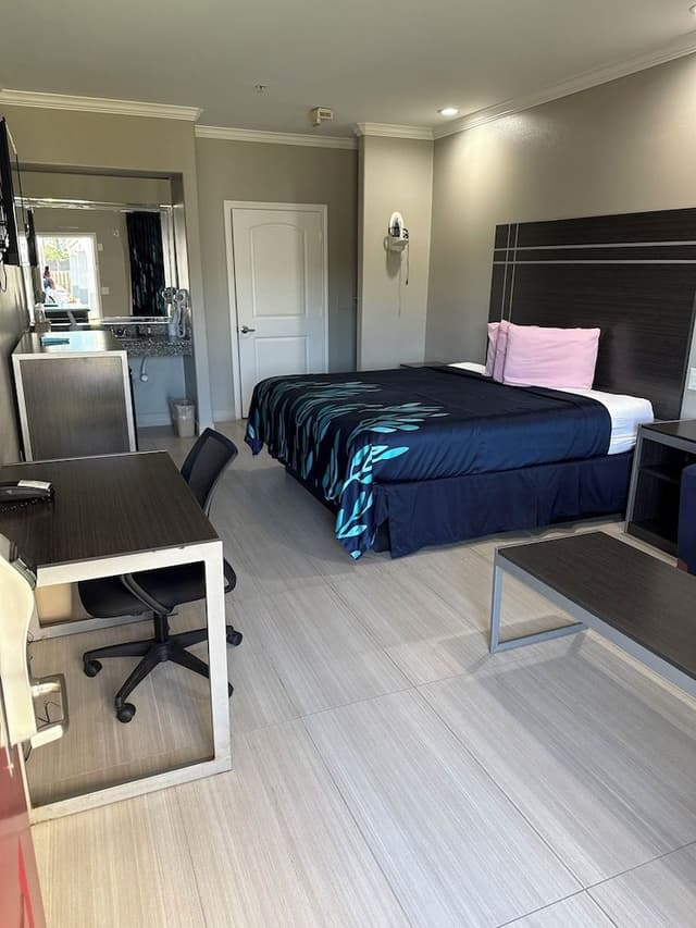 Basic Room, 1 King Bed, Non Smoking