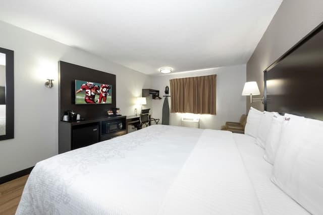 Superior Room, 1 King Bed (First Floor, Smoke Free)