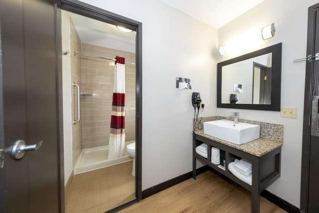 Premium Room, 1 King Bed (Upgraded Bedding & Snack, Smoke Free)
