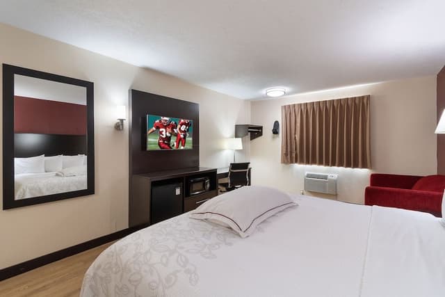 Premium Room, 1 King Bed (Upgraded Bedding & Snack, First Floor)