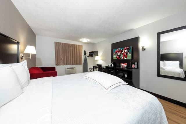 Premium Room, 1 King Bed (Upgraded Bedding & Snack, Smoke Free)