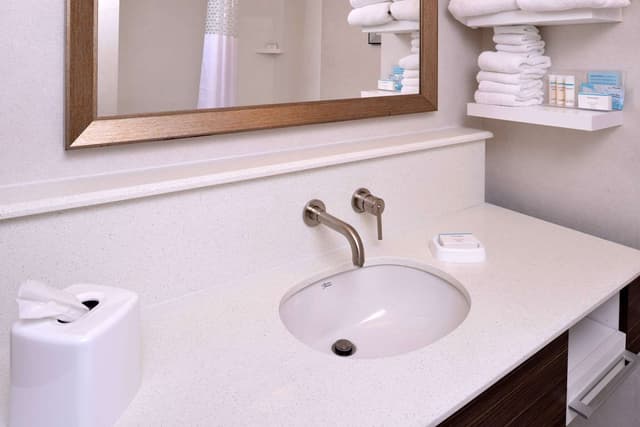 2 QUEENS MOBILITY ACCESS W/TUB NONSMOKING
