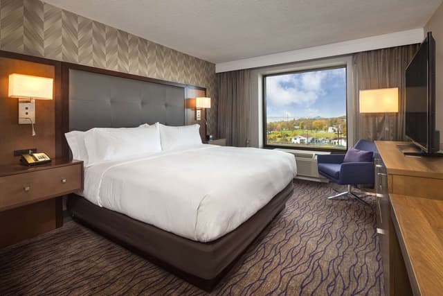 1 KING BED