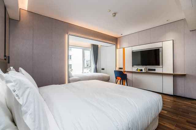 1 King Bed And 1 Single Bed Standard