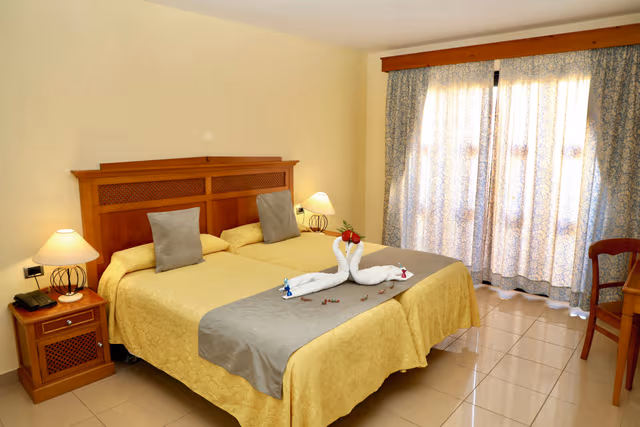 Family Room Pool/Sea View 6pax