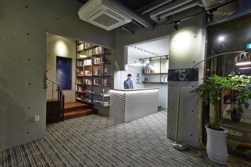 อพาร์ตเมนต์ 1 ห้องนอน 1 ห้องน้ำส่วนตัว ขนาด 24 ตร.ม. – เขตซอ (Hotel the May (Korea Quality))0