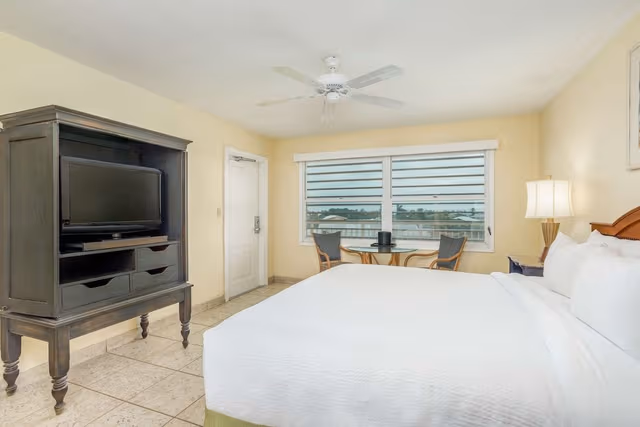 Suite, 1 King Bed, Marina View