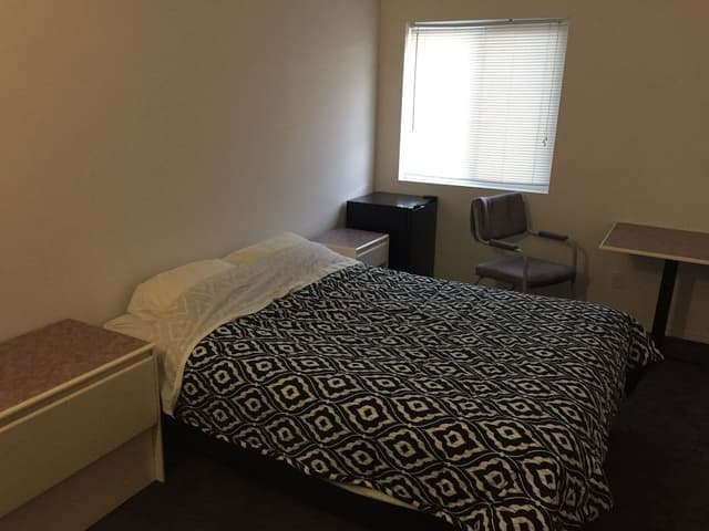 Economy Room, 1 Queen Bed