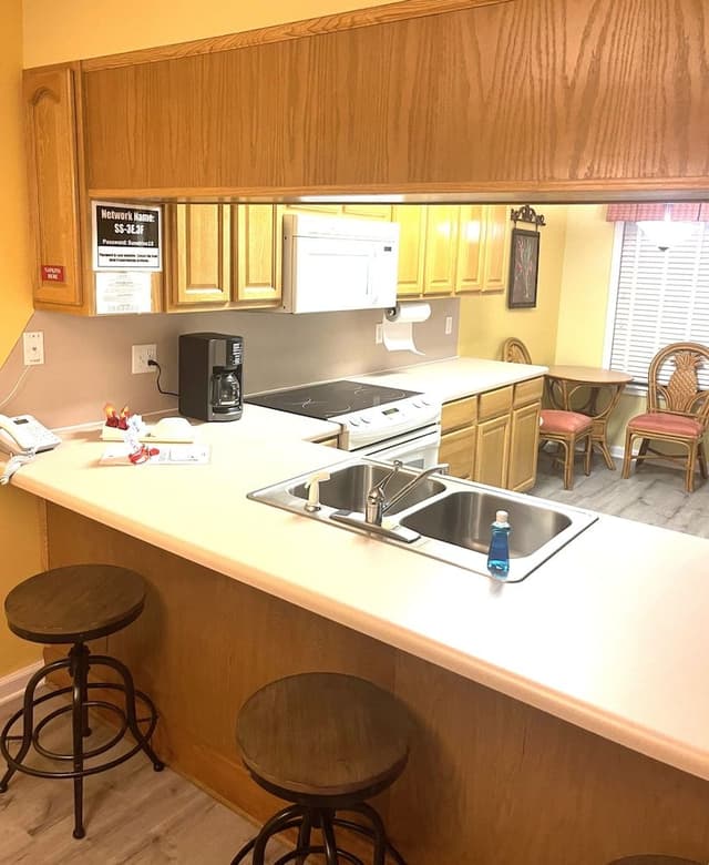 Comfort Condo, 2 Bedrooms, Kitchen, Beachfront
