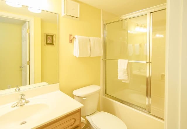 Comfort Condo, 2 Bedrooms, Kitchen, Beachfront