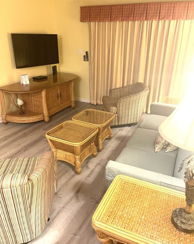 Comfort Condo, 2 Bedrooms, Kitchen, Beachfront