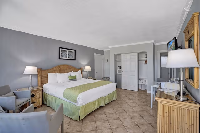 Deluxe Single Room, Men only, Pool View