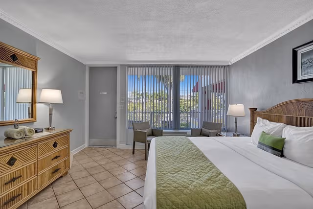 Deluxe Single Room, Men only, Pool View