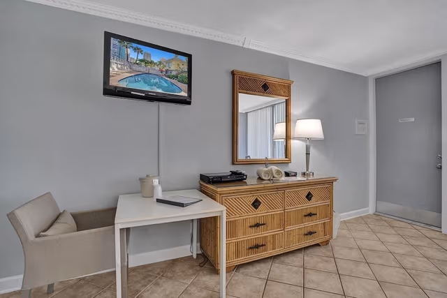 Deluxe Single Room, Men only, Pool View