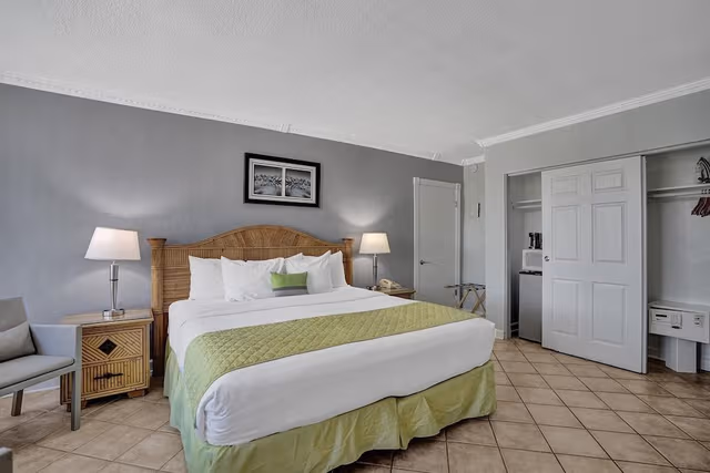 Deluxe Single Room, Men only, Pool View