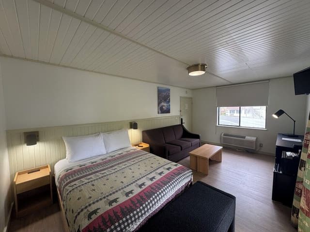 Standard Room, 1 Queen Bed, Non Smoking, Balcony