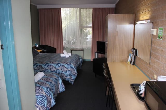 Queen Twin (1 Queen and 1 Single Bed)