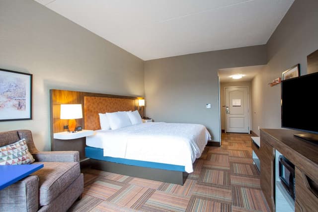 1 KING BED WITH FRIDGE/MICROWAVE NONSMOKING