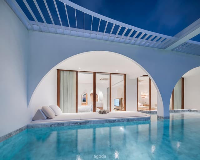 1- Bedroom Oceanfront Pool Suite