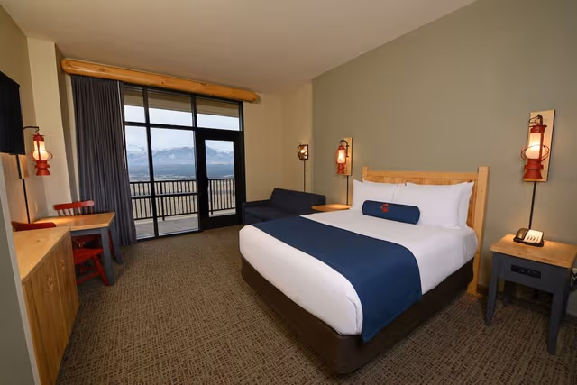 Deluxe Queen Suite with Mountain View - Water Park Included