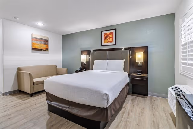 1 Queen Bed