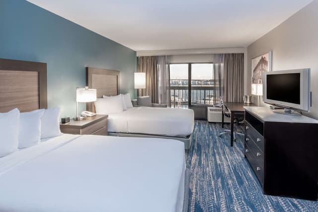 2Db Bedroom Bal Rvrvw Suite Ns