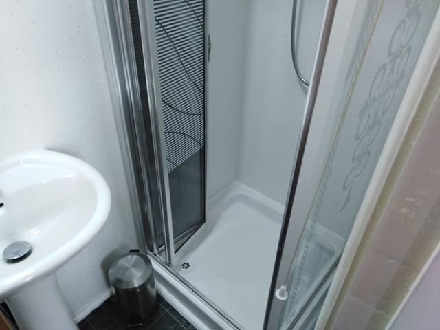 Double Room, 1 Bedroom, Ensuite (With Shower & Front Street View)